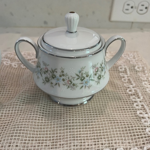 Noritake lidded sugar bowl and creamer. Patten is 2031 Savannah - Picture 8 of 15